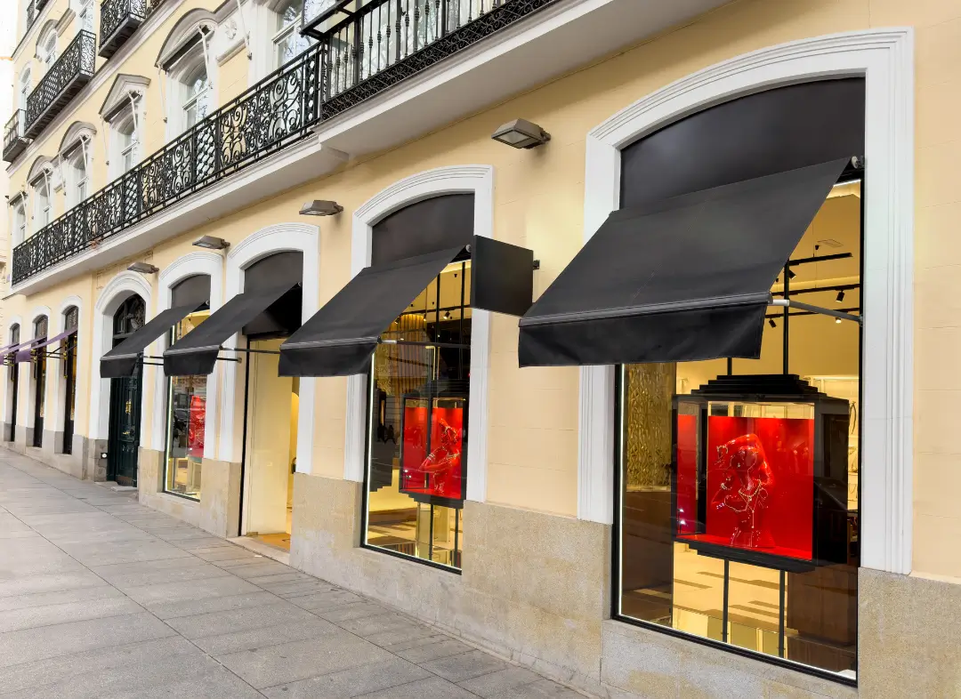 Façade vitrine de magasin en aluminium sur mesure à Le Beausset